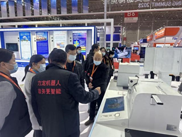 力龙信息携硬核技术亮相服博会,政务机器人、场馆机器人倍受关注