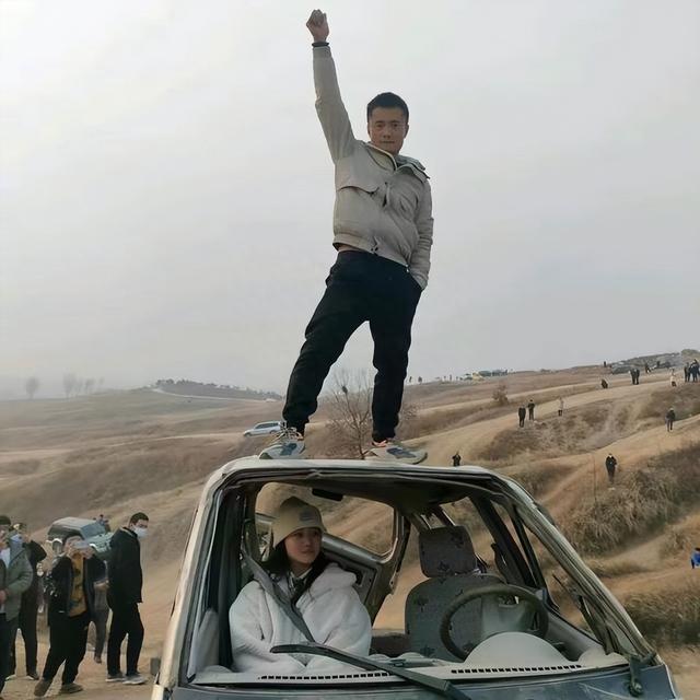 悲痛!32岁网红马亮去世,曝死前戳瞎出轨妻子双眼,割腕自缢身亡