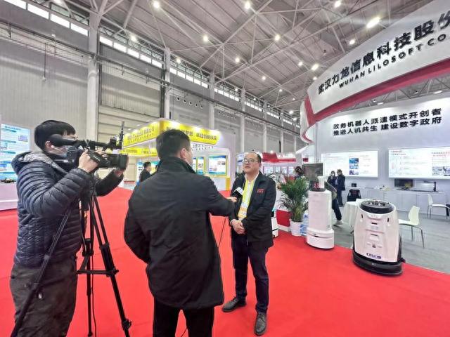 力龙信息携硬核技术亮相服博会,政务机器人、场馆机器人倍受关注