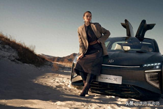 倒水打伞贴报纸,新能源车的天幕玻璃为何这么坑?车企:省钱啊