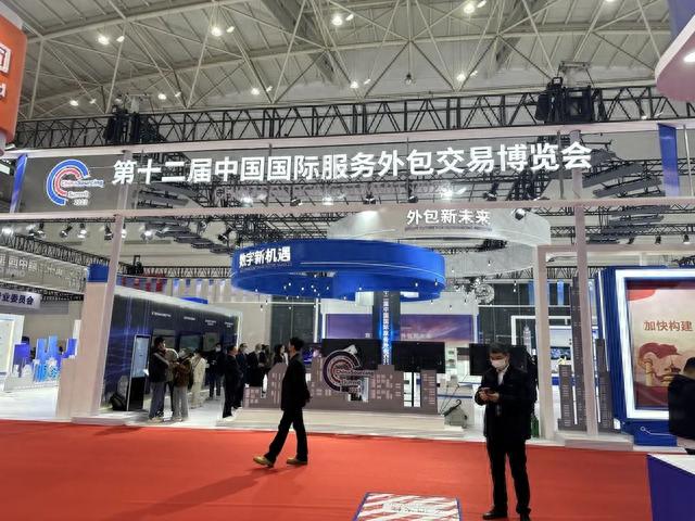 力龙信息携硬核技术亮相服博会,政务机器人、场馆机器人倍受关注