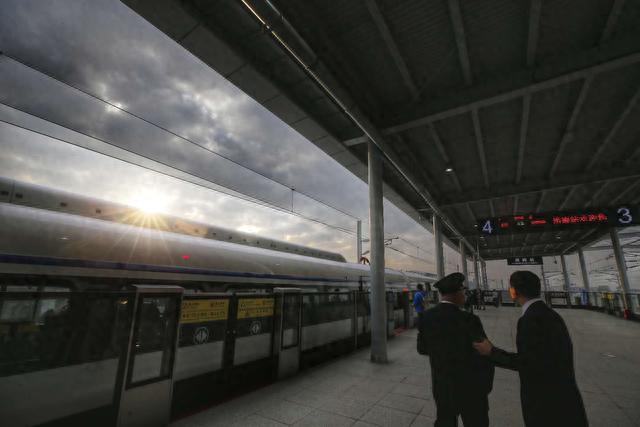 今早穗深城际首发列车开出,你最关心的搭乘攻略在这里,请收好