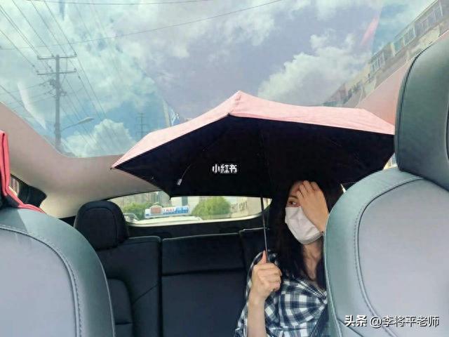 倒水打伞贴报纸,新能源车的天幕玻璃为何这么坑?车企:省钱啊