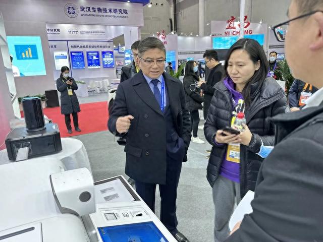 力龙信息携硬核技术亮相服博会,政务机器人、场馆机器人倍受关注