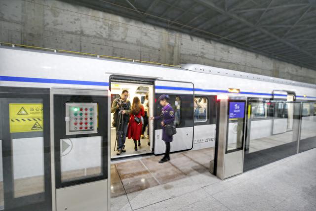 今早穗深城际首发列车开出,你最关心的搭乘攻略在这里,请收好