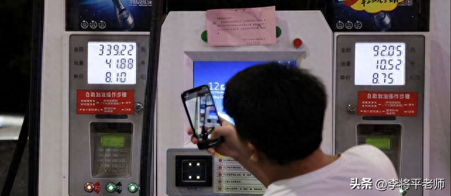 倒水打伞贴报纸,新能源车的天幕玻璃为何这么坑?车企:省钱啊