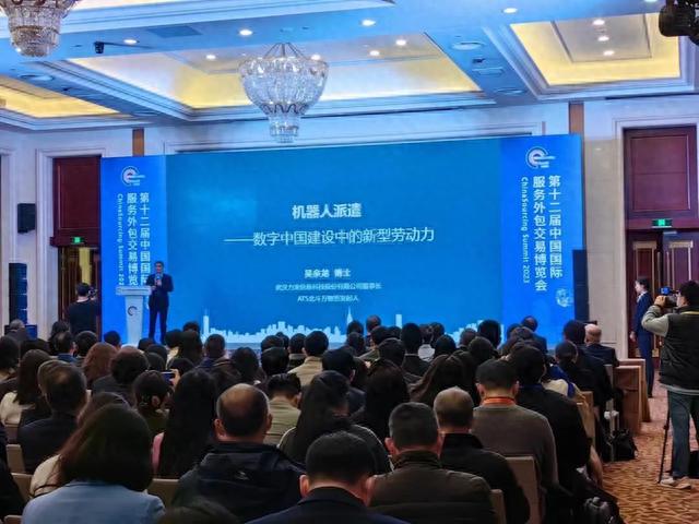 力龙信息携硬核技术亮相服博会,政务机器人、场馆机器人倍受关注