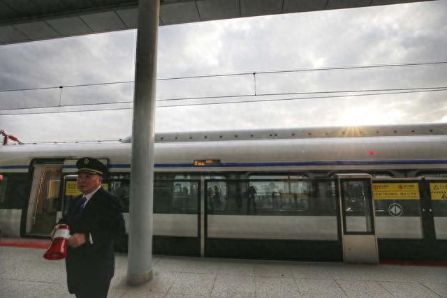 今早穗深城际首发列车开出,你最关心的搭乘攻略在这里,请收好