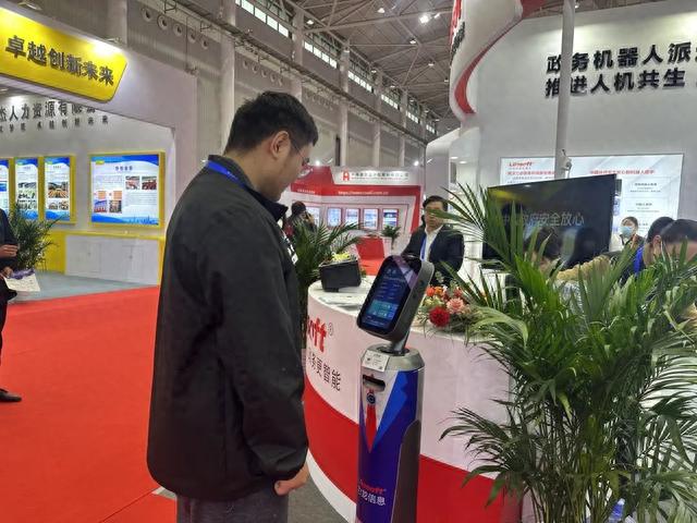 力龙信息携硬核技术亮相服博会,政务机器人、场馆机器人倍受关注