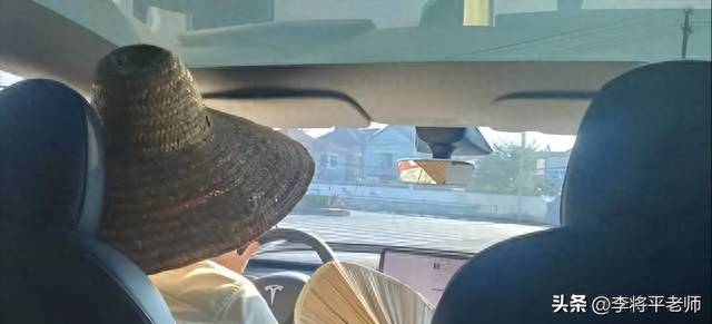 倒水打伞贴报纸,新能源车的天幕玻璃为何这么坑?车企:省钱啊