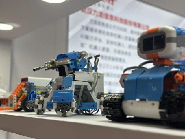 力龙信息携硬核技术亮相服博会,政务机器人、场馆机器人倍受关注