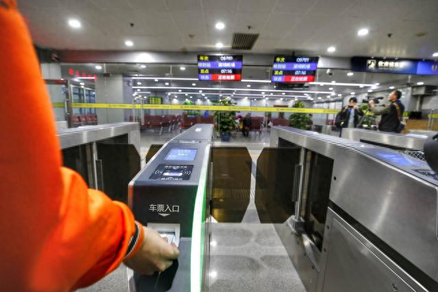 今早穗深城际首发列车开出,你最关心的搭乘攻略在这里,请收好