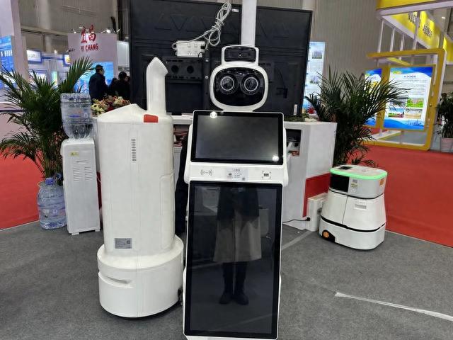 力龙信息携硬核技术亮相服博会,政务机器人、场馆机器人倍受关注