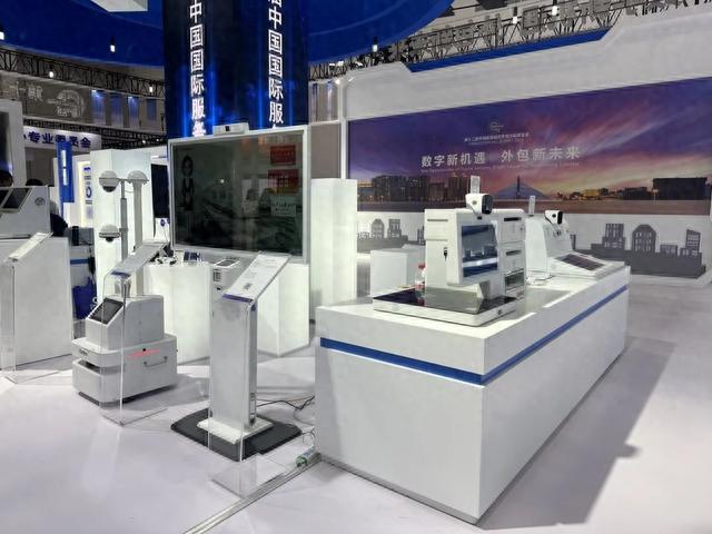 力龙信息携硬核技术亮相服博会,政务机器人、场馆机器人倍受关注