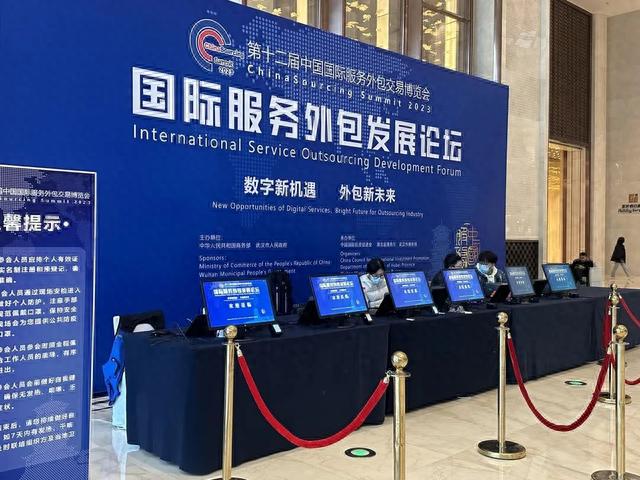 力龙信息携硬核技术亮相服博会,政务机器人、场馆机器人倍受关注