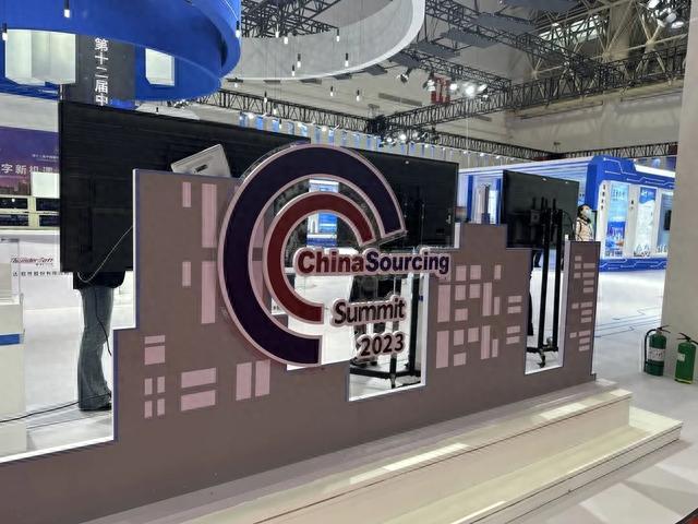 力龙信息携硬核技术亮相服博会,政务机器人、场馆机器人倍受关注