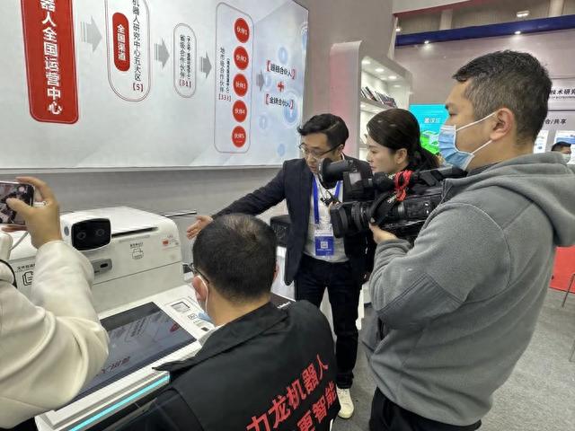 力龙信息携硬核技术亮相服博会,政务机器人、场馆机器人倍受关注