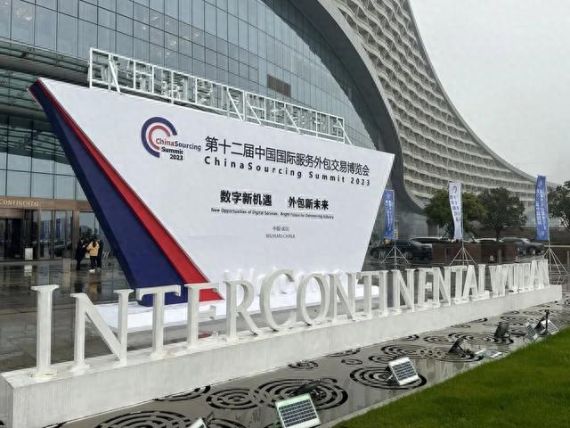 力龙信息携硬核技术亮相服博会,政务机器人、场馆机器人倍受关注