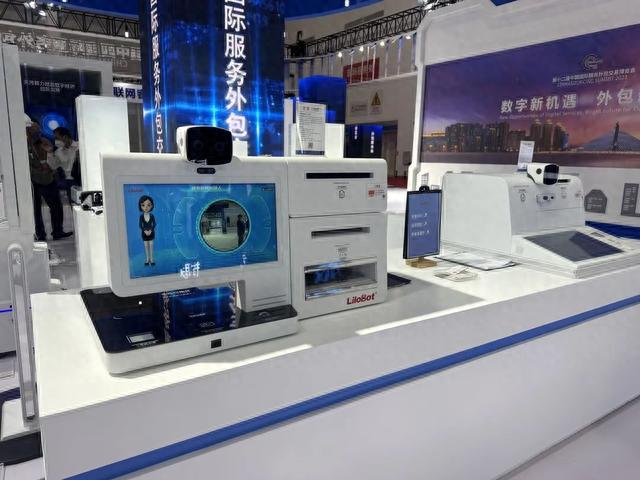 力龙信息携硬核技术亮相服博会,政务机器人、场馆机器人倍受关注