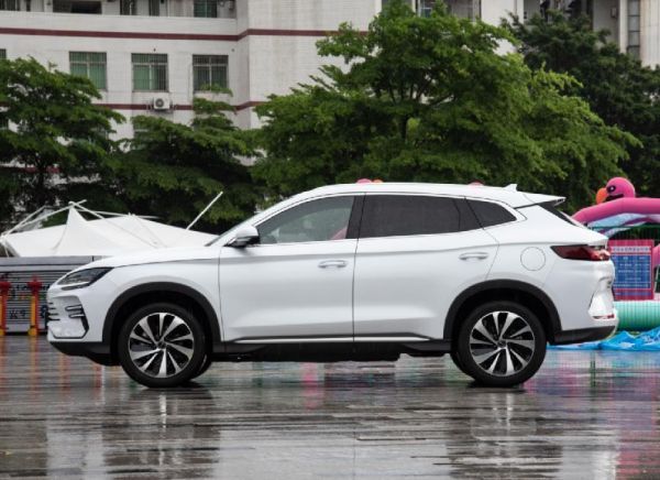 同样动力的插混SUV,蓝电E5却比宋PLUSDM-i便宜更多,还配有7座