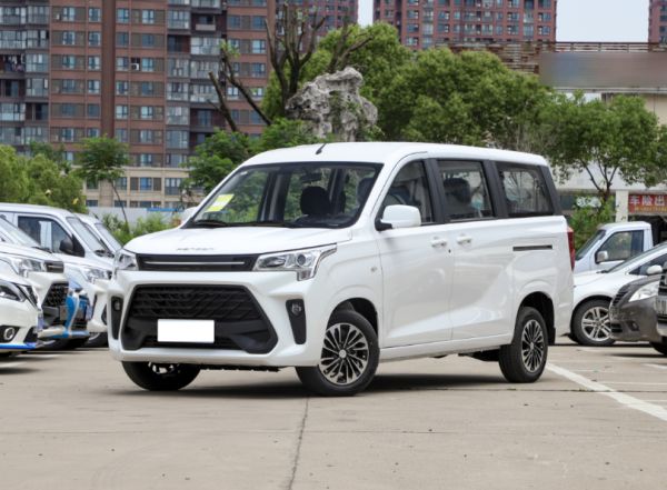 五菱宏光V不是神车吗;风光380到底凭啥能抢走市场!