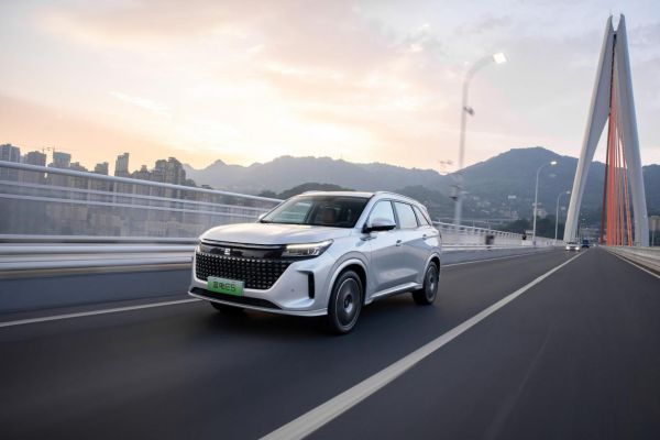 博越L拿“卷”疯了的蓝电E5没办法,后者大动力大空间还省油?