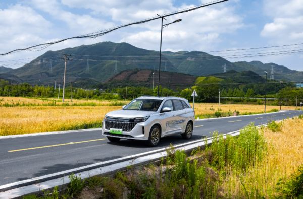 博越L拿“卷”疯了的蓝电E5没办法?后者大动力大空间还省油