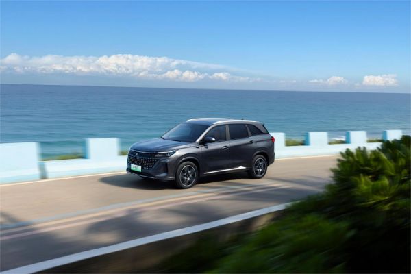 蓝电E5荣耀版惊艳市场:电比油低再升级,9.98万元起