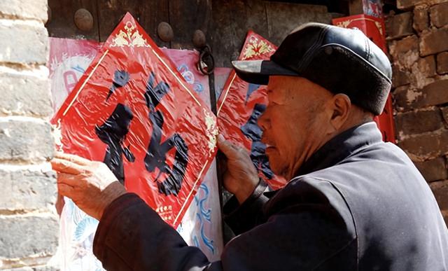 岳父与妻子去世,男子与45岁岳母和22岁小姨子一起生活