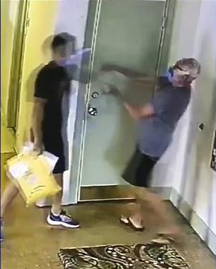 美国快递小哥送货不戴口罩,老人好心提醒,结果竟被其暴打一顿