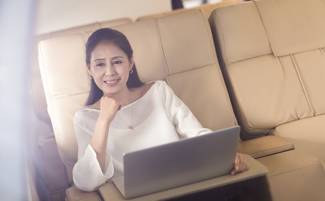 岳父与妻子去世,男子与45岁岳母和22岁小姨子一起生活