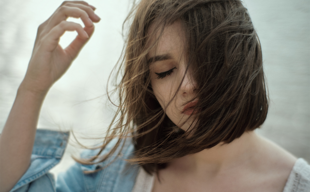 岳父与妻子去世,男子与45岁岳母和22岁小姨子一起生活