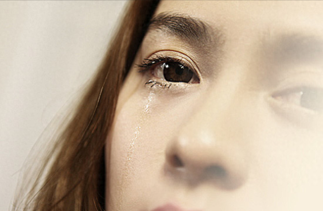 岳父与妻子去世,男子与45岁岳母和22岁小姨子一起生活