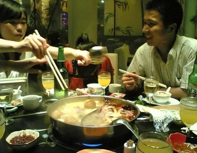 岳父与妻子去世,男子与45岁岳母和22岁小姨子一起生活