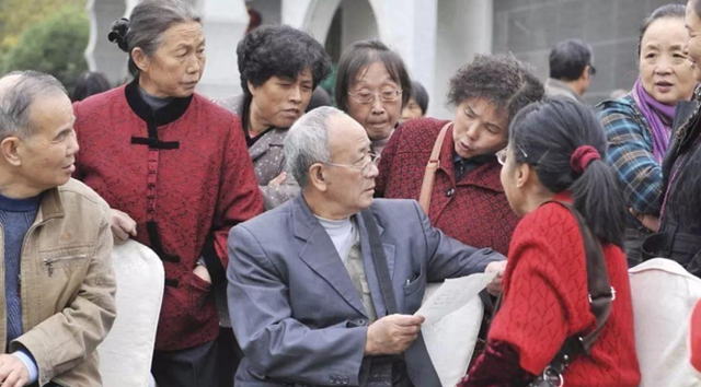 岳父与妻子去世,男子与45岁岳母和22岁小姨子一起生活