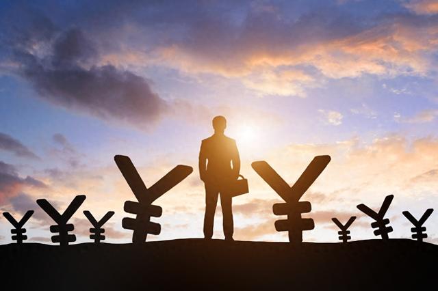 当郁亮、杨惠妍只拿1万月薪,地产高薪泡沫破灭,有高管转行卖保险