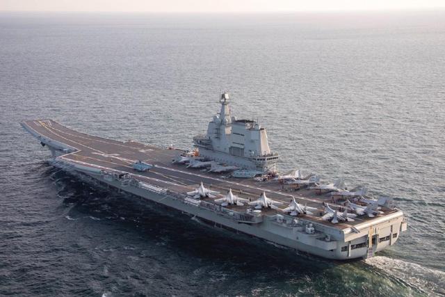 1.1万美军进驻菲律宾!3艘航母集结西太平洋,美国准备对华摊牌?