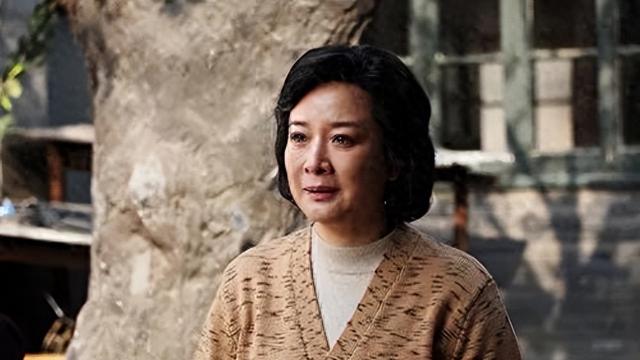 岳父与妻子去世,男子与45岁岳母和22岁小姨子一起生活