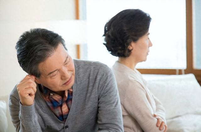 岳父与妻子去世,男子与45岁岳母和22岁小姨子一起生活