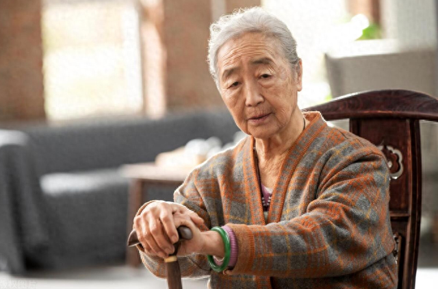 岳父与妻子去世,男子与45岁岳母和22岁小姨子一起生活