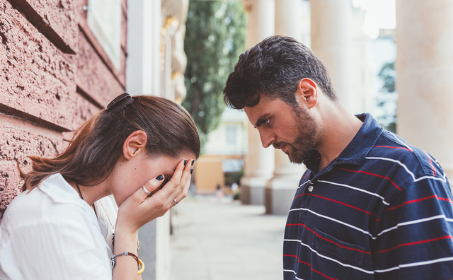 岳父与妻子去世,男子与45岁岳母和22岁小姨子一起生活