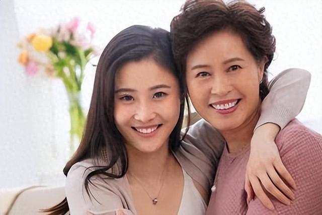 岳父与妻子去世,男子与45岁岳母和22岁小姨子一起生活