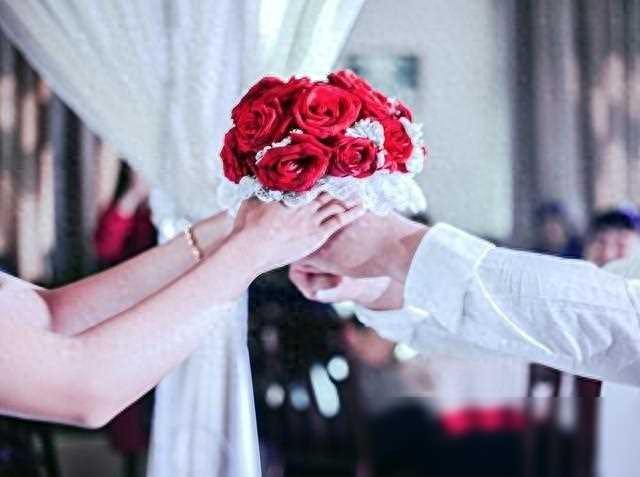 小叔子高调在酒店给婆婆庆生,我中途离开,很快家庭群消息炸了