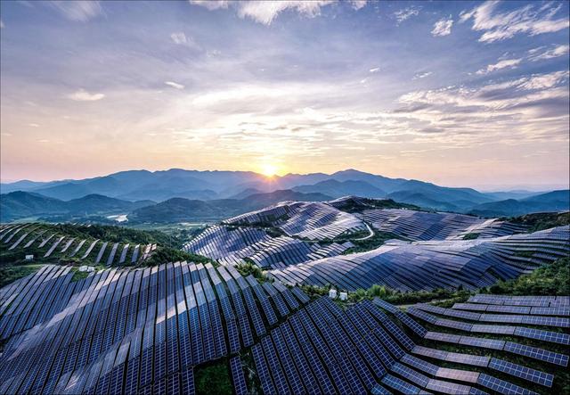 光伏龙头协鑫科技全面押注颗粒硅,业绩下滑但股价大涨12%