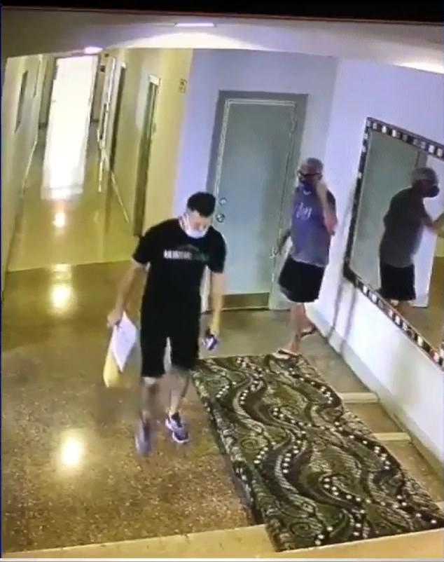 美国快递小哥送货不戴口罩,老人好心提醒,结果竟被其暴打一顿