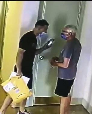 美国快递小哥送货不戴口罩,老人好心提醒,结果竟被其暴打一顿