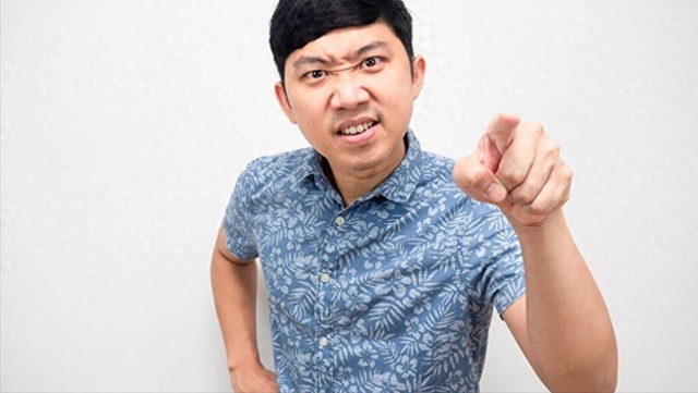 岳父与妻子去世,男子与45岁岳母和22岁小姨子一起生活