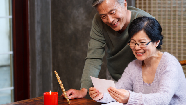 岳父与妻子去世,男子与45岁岳母和22岁小姨子一起生活