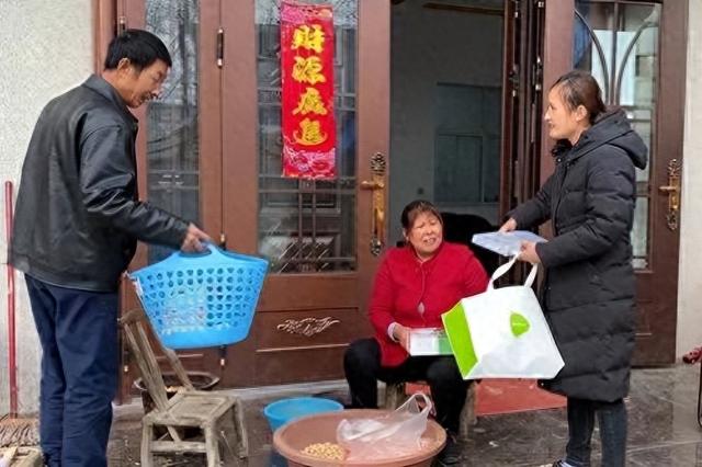 岳父与妻子去世,男子与45岁岳母和22岁小姨子一起生活