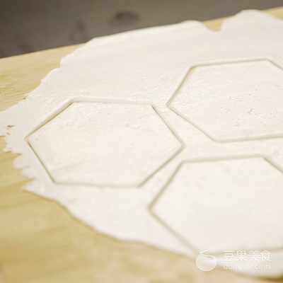 这样的足球不能踢却能吃,世界杯足球蛋糕神还原